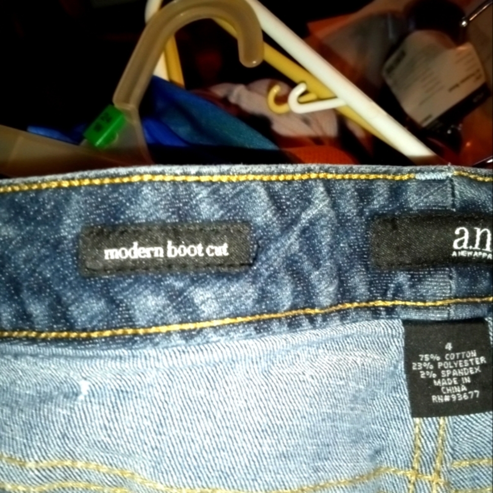 ANA WHISKERING DENIM JEANS SIZE 4